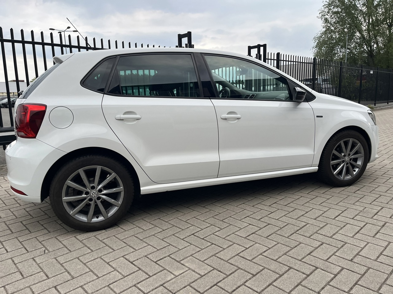 Volkswagen Polo 1.2 TSI 90pk Highline / FRESH edition / Vol Opties / Topstaat / Sportstand foto 8