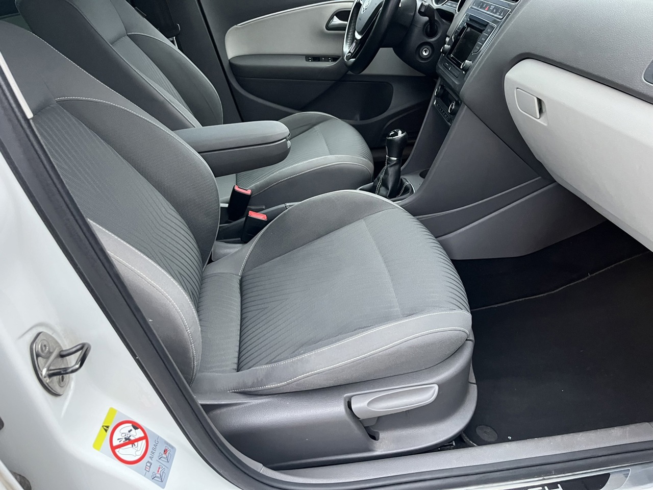 Volkswagen Polo 1.2 TSI 90pk Highline / FRESH edition / Vol Opties / Topstaat / Sportstand foto 14
