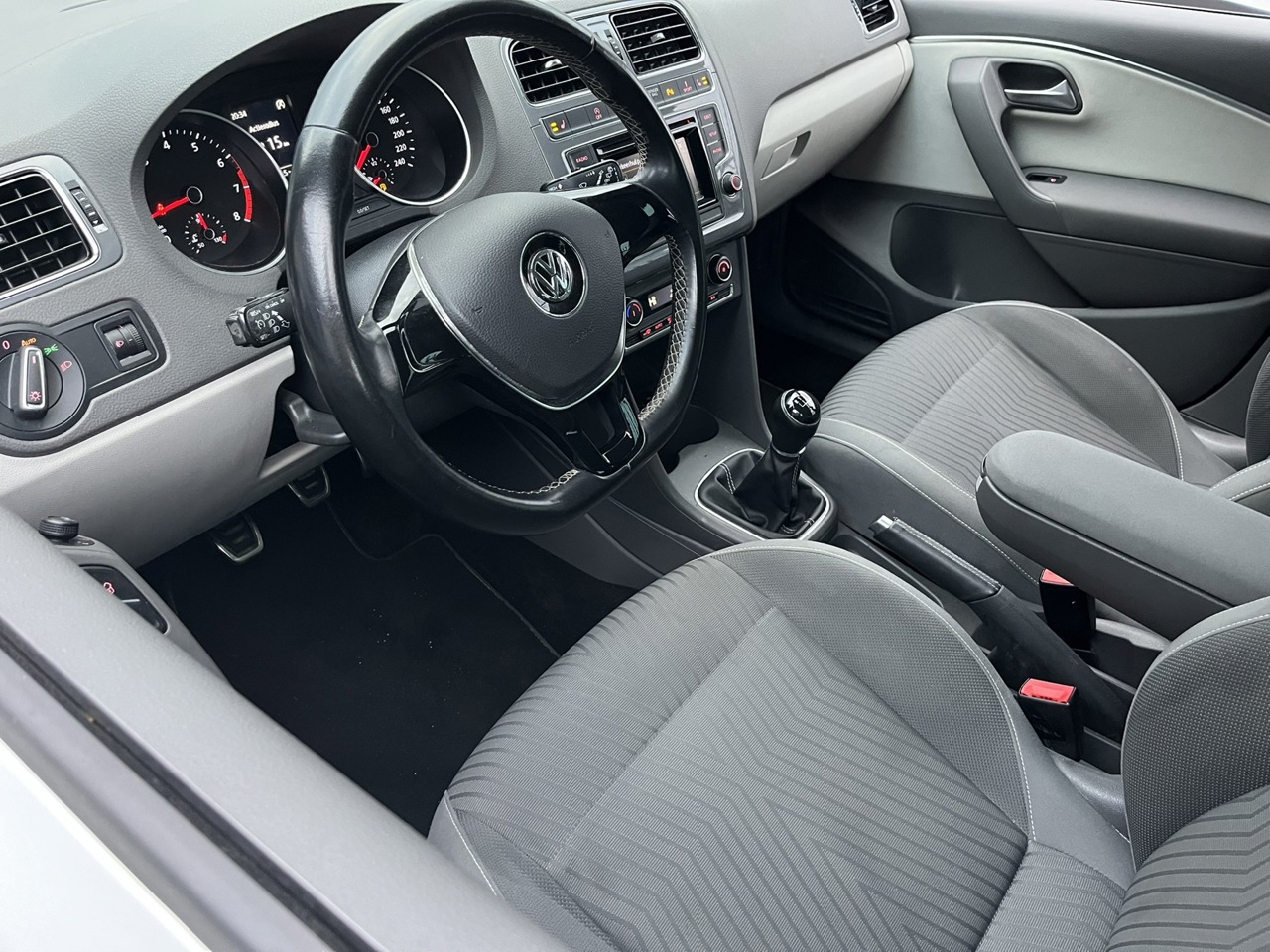 Volkswagen Polo 1.2 TSI 90pk Highline / FRESH edition / Vol Opties / Topstaat / Sportstand foto 18