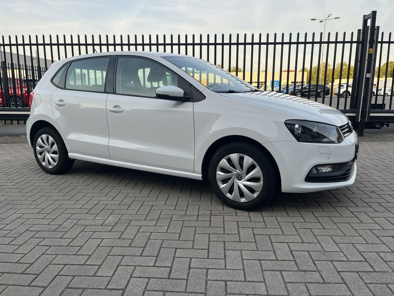Volkswagen Polo 1.0 75PK Airco Bluetooth Parkeersensoren foto 4