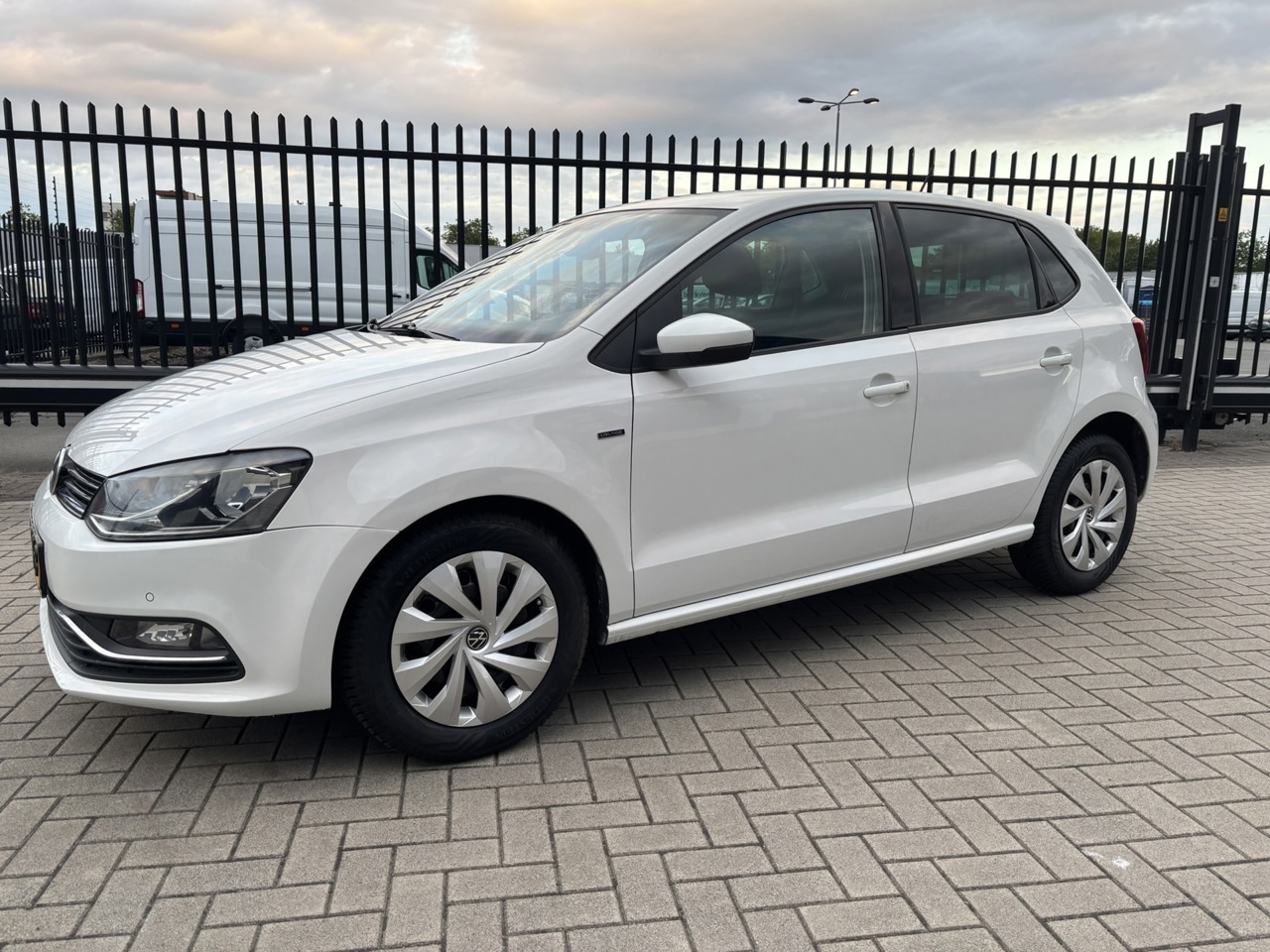 Volkswagen Polo 1.0 Highline / LOUNGE Vol Opties / Rijd perfect foto 1