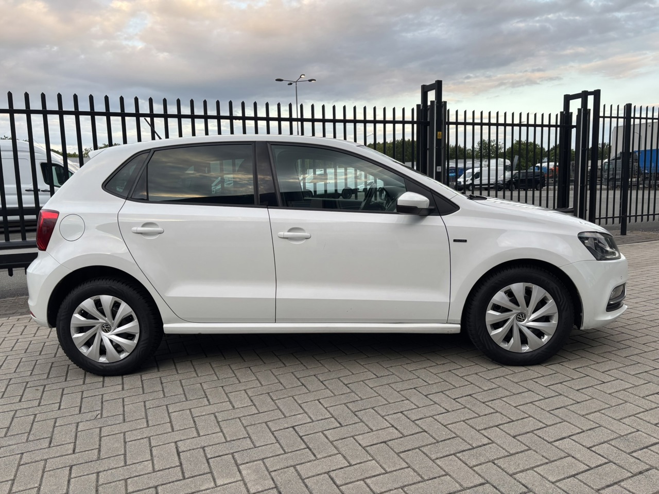 Volkswagen Polo 1.0 Highline / LOUNGE Vol Opties / Rijd perfect foto 11